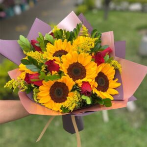 RAMO GIRASOLES Y ROSAS